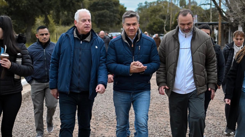 Zdero saludó a vecinos de calles con ripio nuevo en Puerto Tirol