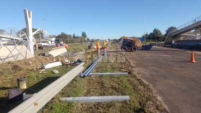 Remueven los escombros y restos del puente peatonal en la autovía 16