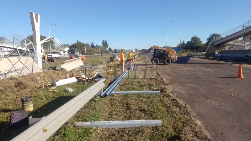 Remueven los escombros y restos del puente peatonal en la autovía 16