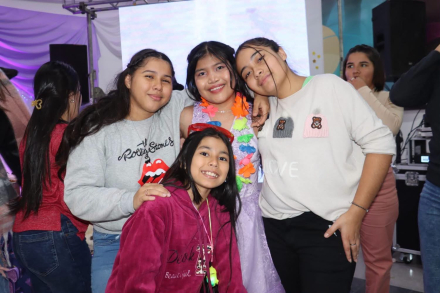 Fide con sus amigas