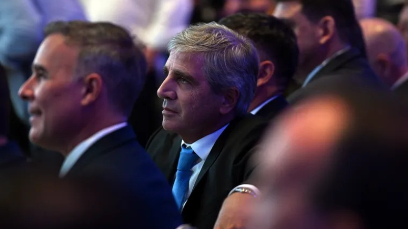 Luis Caputo busca dólares para próximos pagos de deuda