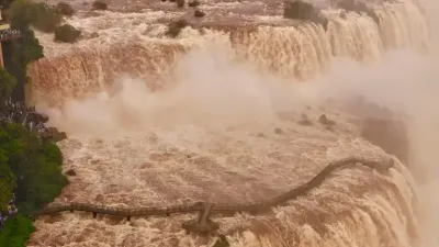 El caudal de las Cataratas del Iguazú quintuplica su nivel habitual