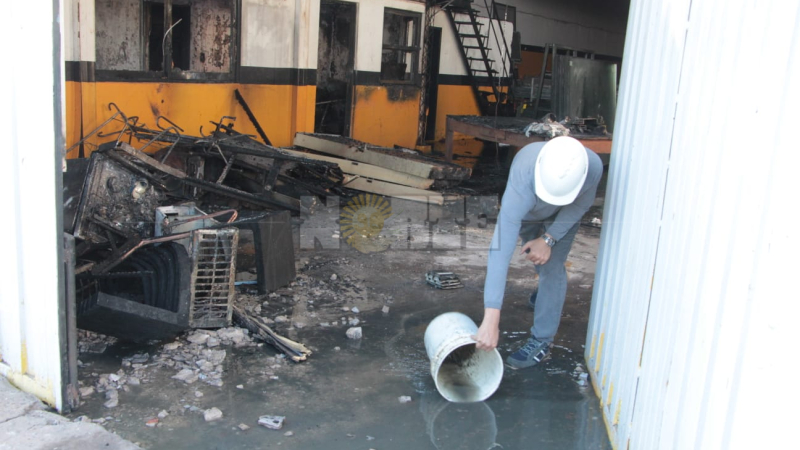 Incendio de gran magnitud en una fábrica de aberturas de pvc