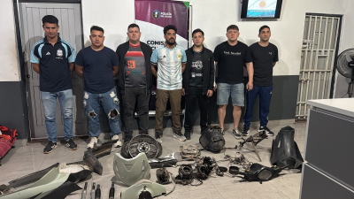Encontraron una moto desarmada escondida en un baldío y buscan determinar su origen