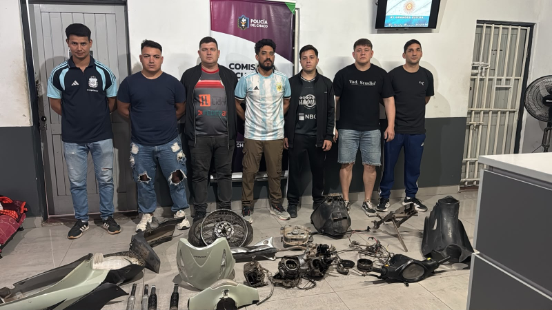 Encontraron una moto desarmada escondida en un baldío y buscan determinar su origen