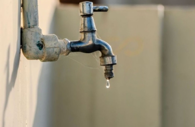 Vecinos de Puerto Tirol esperan la normalización del servicio de agua
