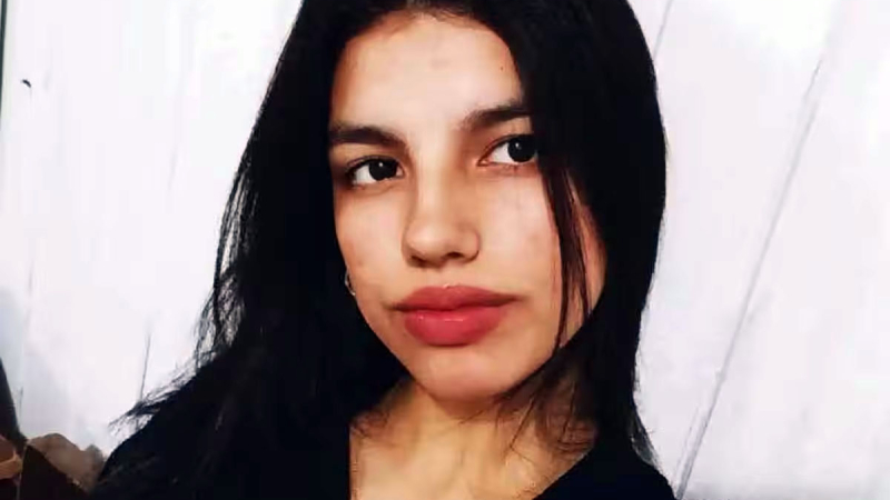 Sospechan que un menor de 16 años habría asesinado a una compañera de colegio porque se lo pidió su novia
