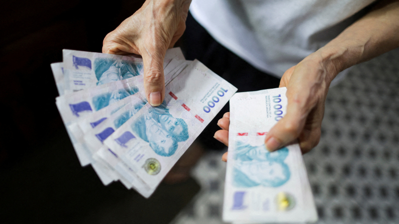 Por el menor dinamismo productivo y un mercado laboral débil, los salarios pierden casi 3%