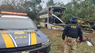 Brasil: volcó un micro turístico y murieron al menos 10 personas