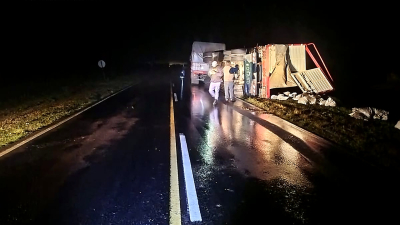 Un camión cargado con carbón volcó en pleno temporal sobre la ruta 6