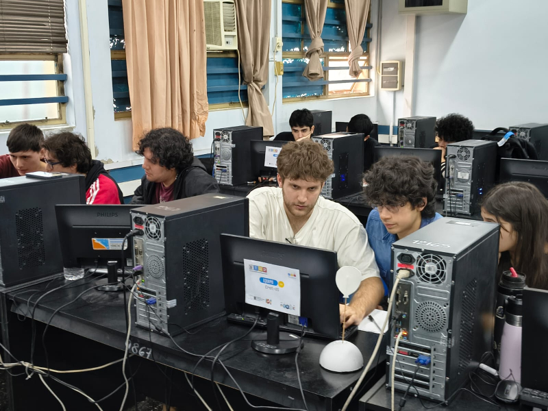 La UTN Resistencia reunió a jóvenes de la región en una maratón de programación de cinco horas