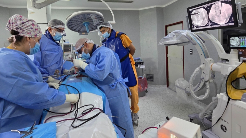 Primera cirugía de columna con técnica mínimamente invasiva en el hospital