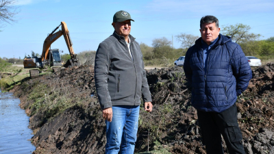 Papp supervisó los trabajos de limpieza de canales en Villa Ángela