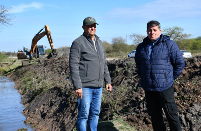 Papp supervisó los trabajos de limpieza de canales en Villa Ángela