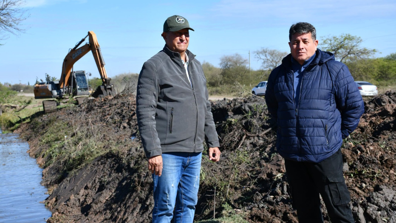 Papp supervisó los trabajos de limpieza de canales en Villa Ángela