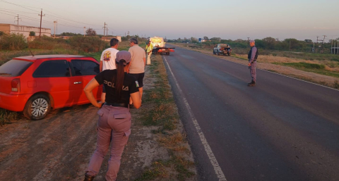 Dos motociclistas fallecieron al chocar contra un auto y una niña se encuentra en estado grave