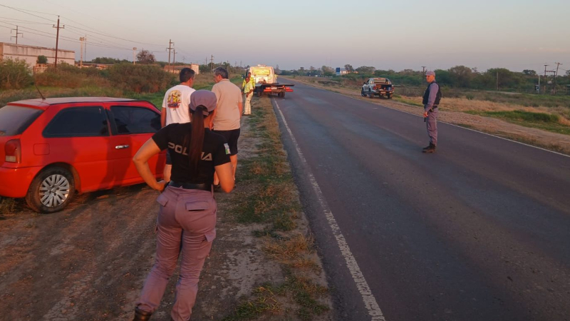 Dos motociclistas fallecieron al chocar contra un auto y una niña se encuentra en estado grave