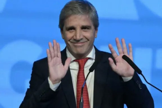 La economía cayó mucho más de lo previsto y Caputo culpa a los "shocks transitorios"