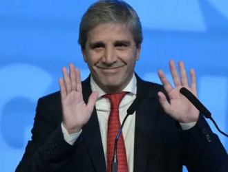 La economía cayó mucho más de lo previsto y Caputo culpa a los "shocks transitorios"