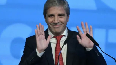 La economía cayó mucho más de lo previsto y Caputo culpa a los "shocks transitorios"