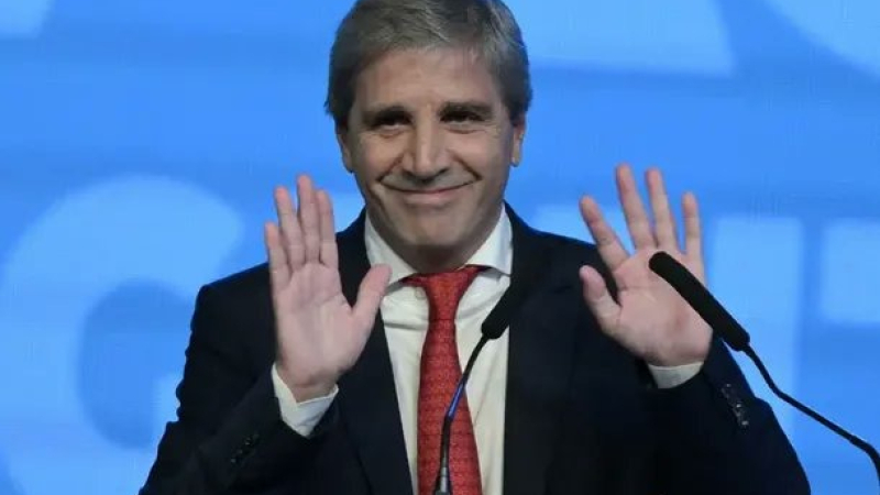 La economía cayó mucho más de lo previsto y Caputo culpa a los "shocks transitorios"