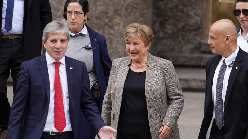 Va en busca de nuevos préstamos del FMI y el Banco Mundial