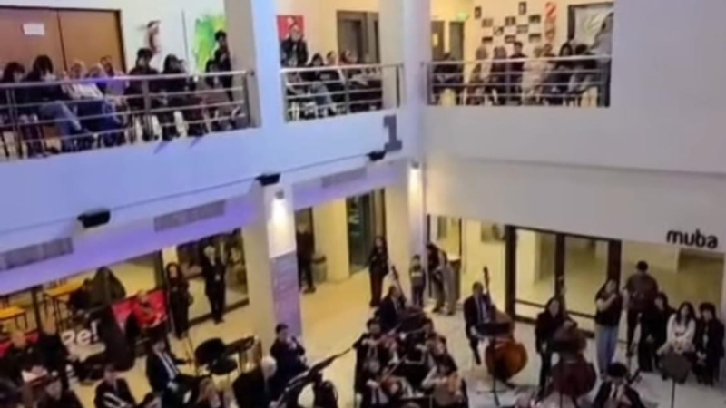 Una orquesta que se apaga en el escenario y en la institución