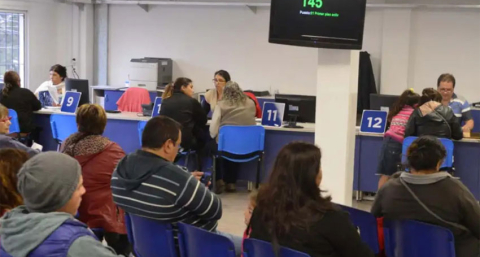 El gobierno lanzará nuevos retiros voluntarios para achicar el Estado