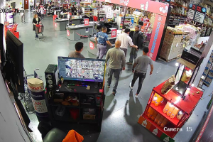 Lo descubrieron con un budín, alfajores y chocolates escondidos en la ropa