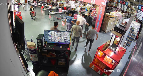 Lo descubrieron con un budín, alfajores y chocolates escondidos en la ropa