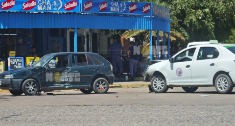 Chocaron un remís y un auto con un policía y su familia en pleno centro de Resistencia
