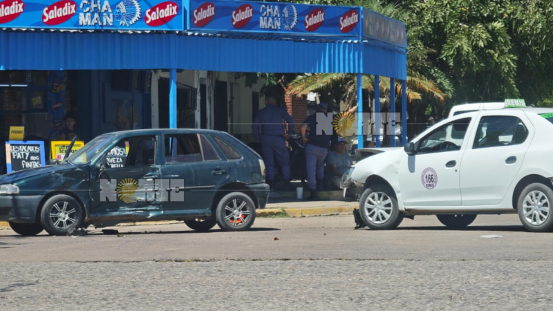 Chocaron un remís y un auto con un policía y su familia en pleno centro de Resistencia
