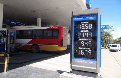 Estaciones mantienen los precios de combustibles pero se preparan para remarcar