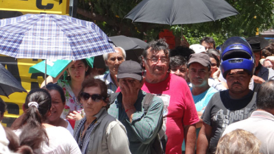 Bajo el sol de la siesta chaqueña, ancianos registran su huella digital en la Anses