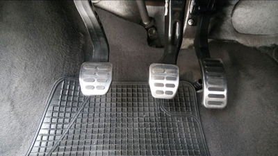 ¿Porque el pedal de freno está más alto?