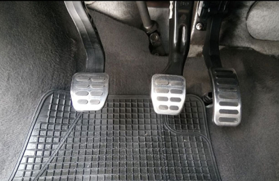 ¿Porque el pedal de freno está más alto?