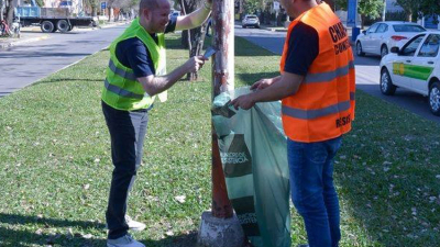 Limpian pegatinas de la última campaña electoral