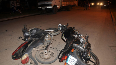 Choque de frente entre motos terminó con una joven y un policía lesionados