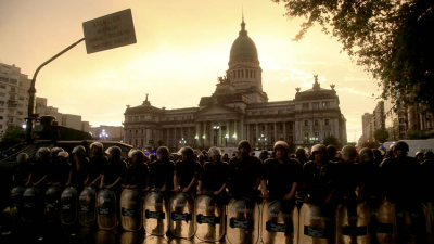Cortes por movilizaciones y el Congreso amaneció con un fuerte operativo de seguridad 