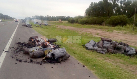 camion con carbon incendiado3.jpg