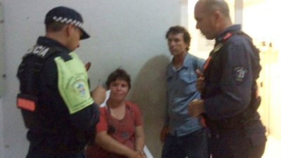 Niña cae en un zanjón, es rescatada por sus padres y policías la reaniman