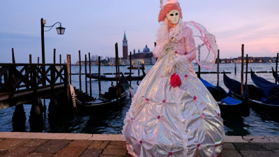 Se inició el Carnaval de Venecia con el famoso “salto del ángel”
