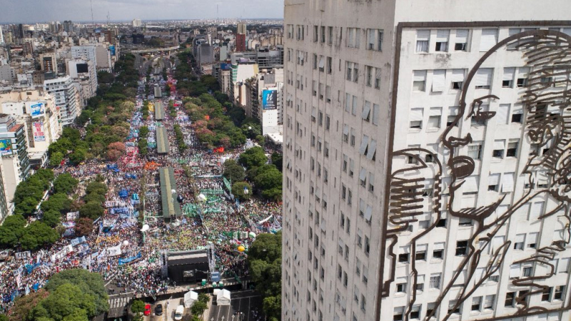 Multitudinaria marcha contra el Gobierno de Macri en Buenos Aires