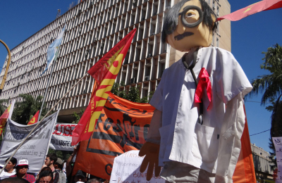 Docentes y estatales paran y se movilizan a casa de Gobierno