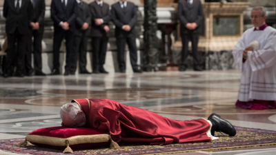 El Papa expresa “vergüenza” por dejar a los jóvenes “un mundo fracturado”