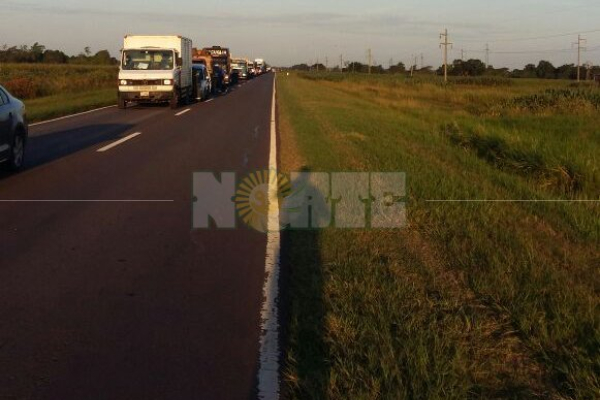Larga espera en la ruta 16 por el corte de ruta de carpinteros en Machagai