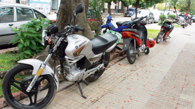 Motos en las veredas, usando el sentido común