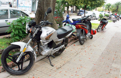 Motos en las veredas, usando el sentido común