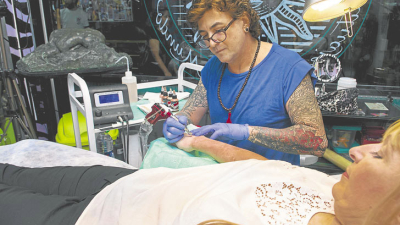 Tatuajes terapéuticos: “curan” con tinta el vitiligo y dibujan sobre cicatrices y marcas