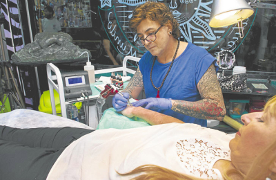 Tatuajes terapéuticos: “curan” con tinta el vitiligo y dibujan sobre cicatrices y marcas
